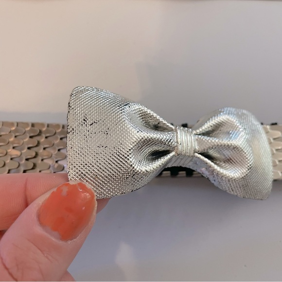 Vintage metal stretch belt with silver tone bow clasp - Picture 6 of 7